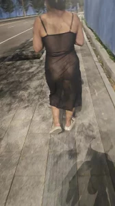 老婆说还是这个衣服凉快，今天又来遛弯